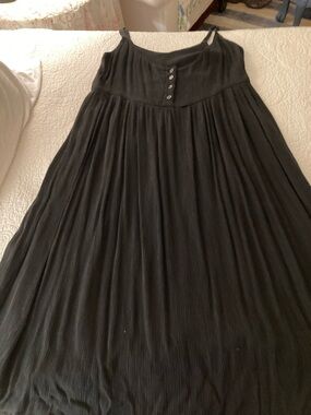 Classic Black Midi Dress with Pleated Skirt and Button Detail